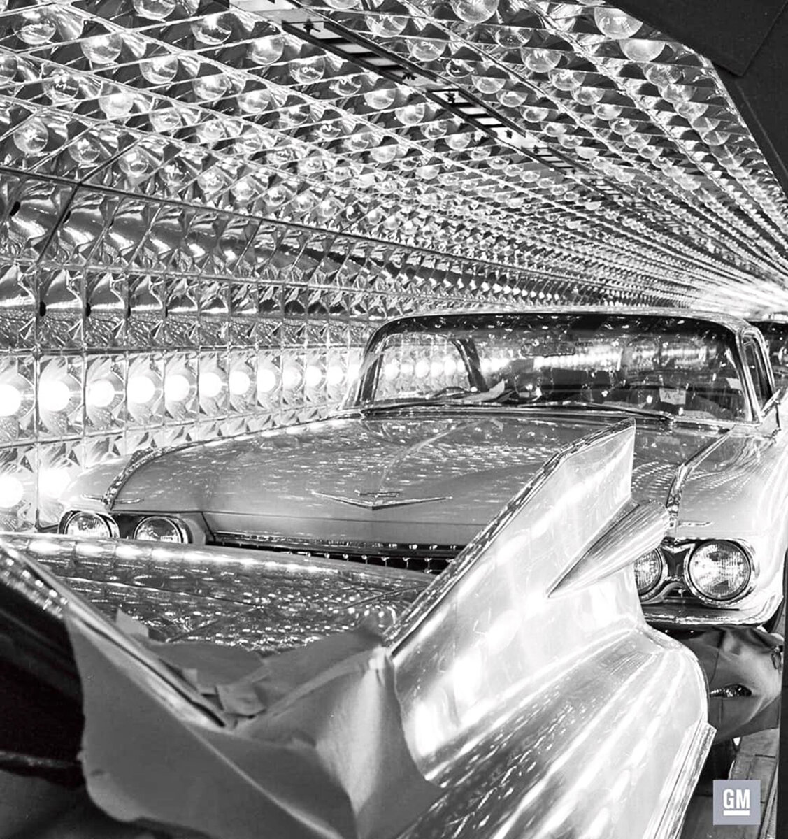 Кадиллаки 1959 модельного года, проходящие через инфракрасную печь для укрепления краски, чтобы получить более гладкую поверхность перед финишной полировкой.