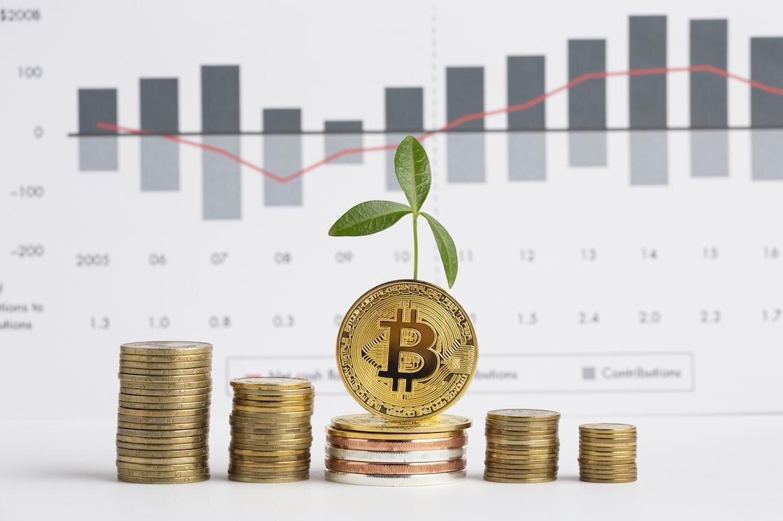    Монеты биткоин:freepik.com