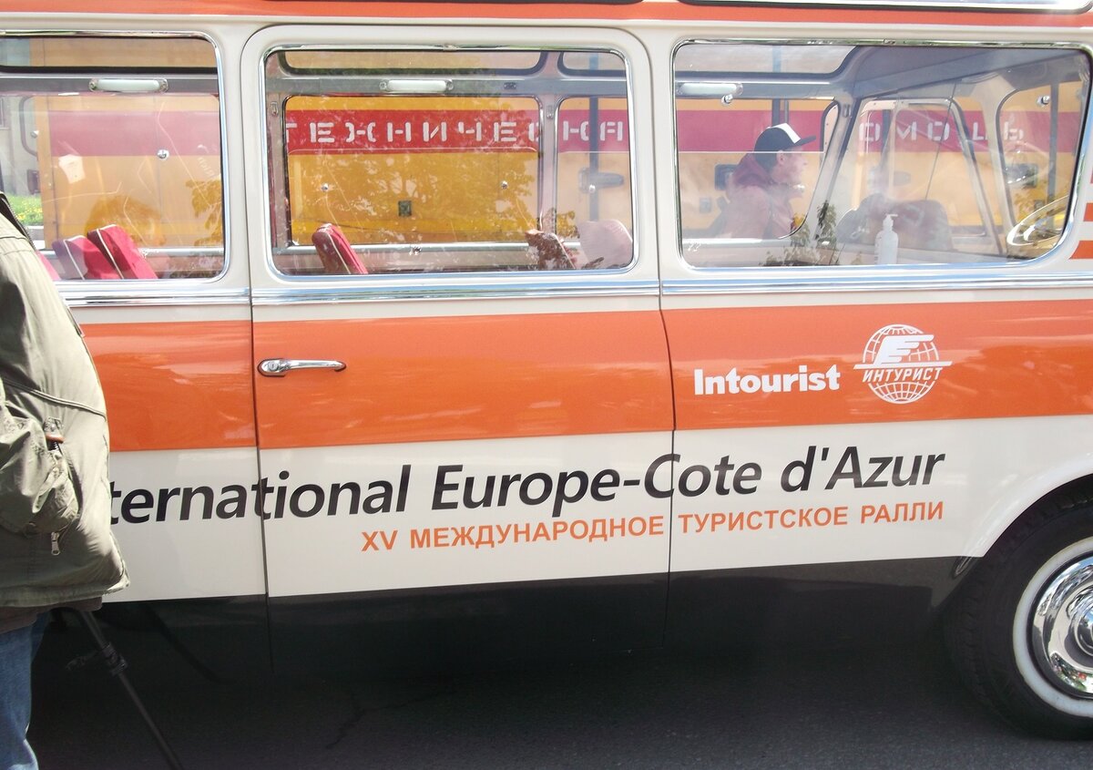 Первые экземпляры Юности были выпущены в 1963 году. Автомобиль был построен на агрегатах грузовика ЗИЛ-130 и лимузина ЗИЛ-111, имея полностью оригинальный кузов