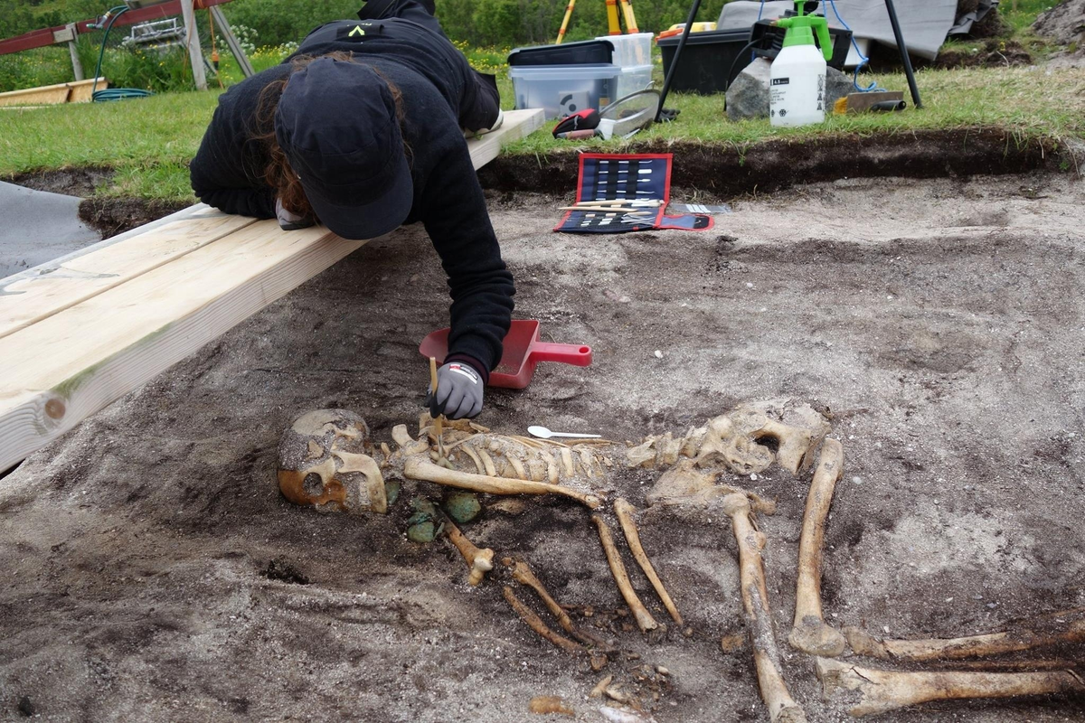 В 2017 году в Хиллесёй на острове Квалёйе (север Норвегии) обнаружили 2 могилы эпохи викингов. Сначала при ремонте дороги люди наткнулись на человеческие кости.-12