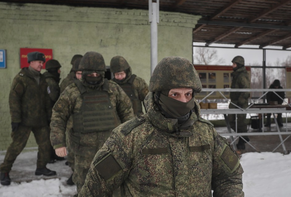 Грозит ли им переход в ДНР или ЛНР? Мобилизованные российские солдаты в казармах под Москвой © EPA