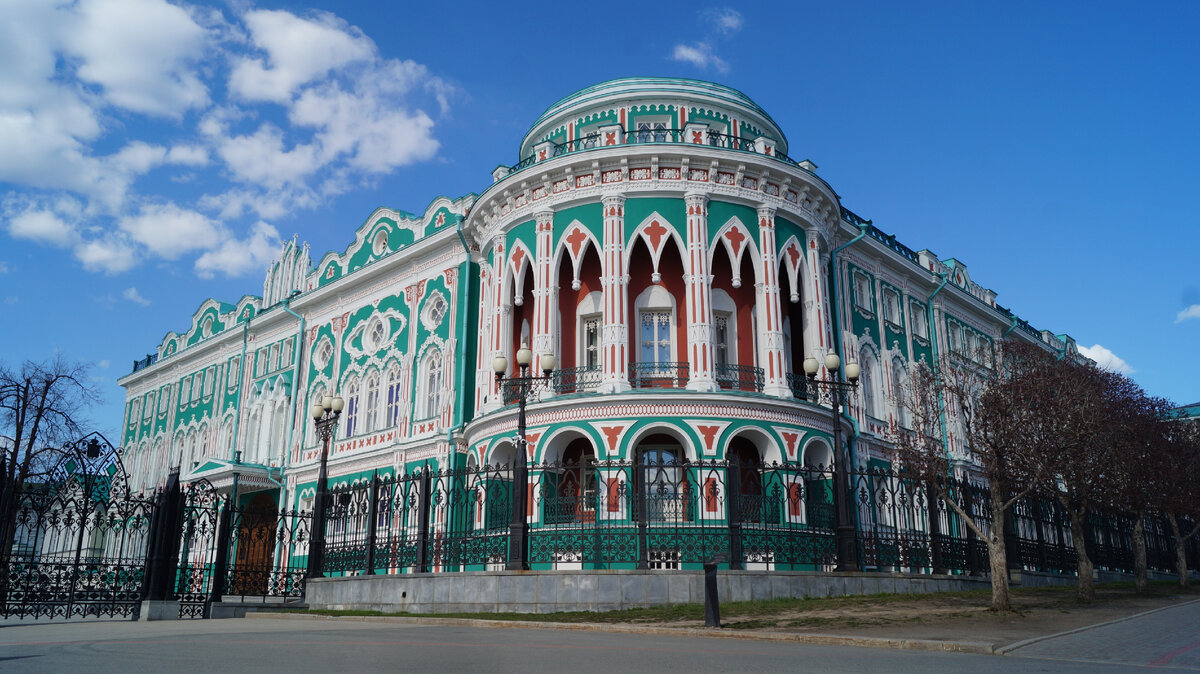 Дом Н.И. Севастьянова, 1863-1866, арх. А.И. Падучев. Адрес: г. Екатеринбург, пр-т Ленина, 35. Фото: Артём Нойер