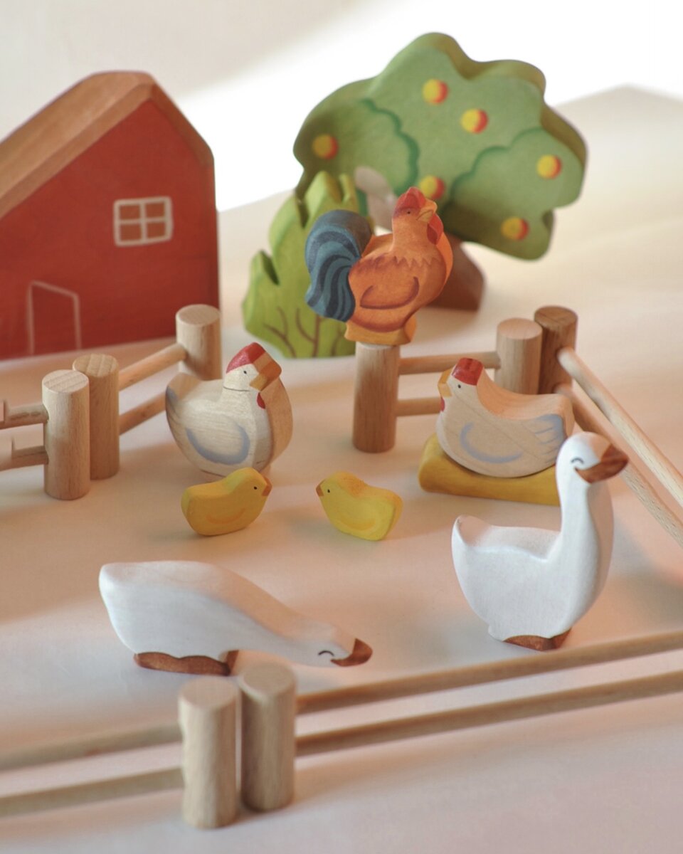 На фото набор «животные фермы» и «Деревенька»