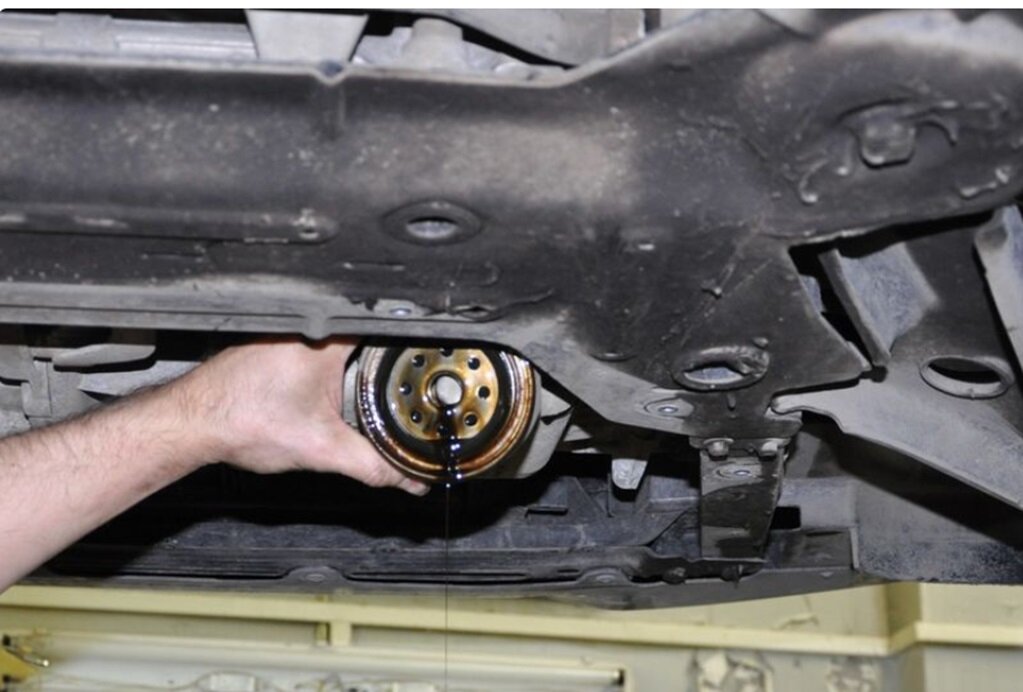 Отработка долна быть черной. Она собрает в себя грязь из двигателя.