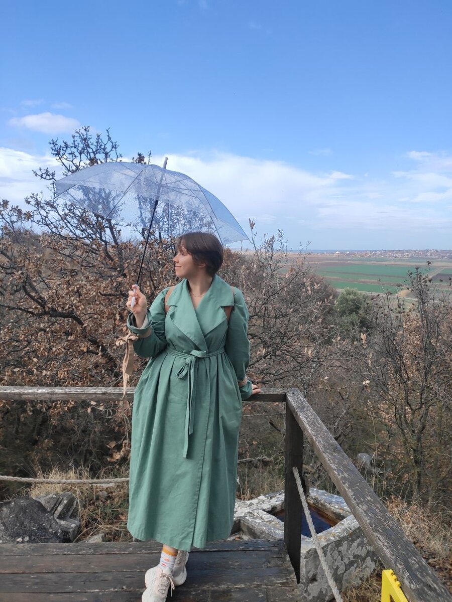 Я на месте раскопок Трои. За моей спиной - вид на равнину, где, вероятно, войска греческого царя Агамемнона больше трех тысяч лет назад разбили лагерь перед сражением с троянцами