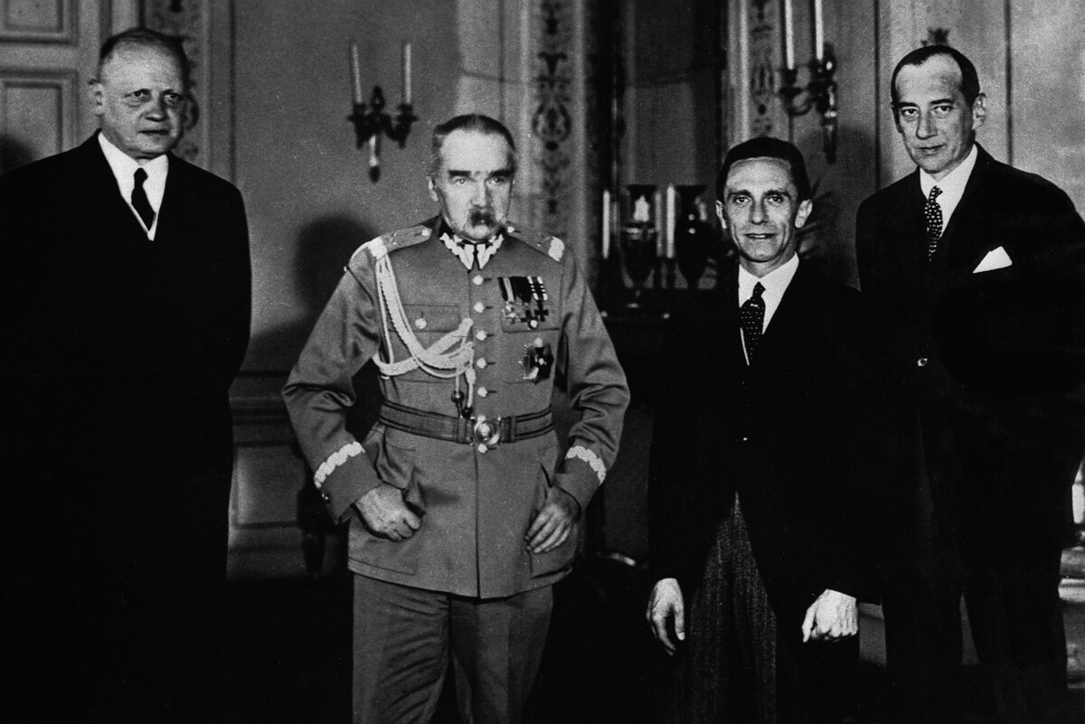Пилсудский и Геббельс. Период подписания пакта Гитлера-Пилсудского в 1934, начало большой дружбы фашиста с фашистом против СССР.