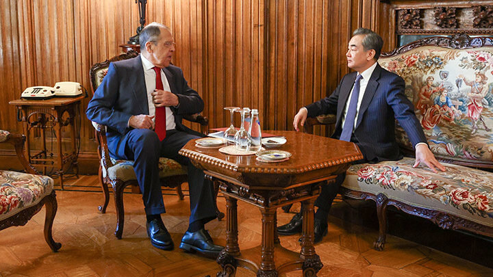 СЕРГЕЙ ЛАВРОВ И ВАН И ВО ВРЕМЯ ПЕРЕГОВОРОВ В МОСКВЕ. ФОТО: MENG JING/XINHUA/GLOBAL LOOK PRESS