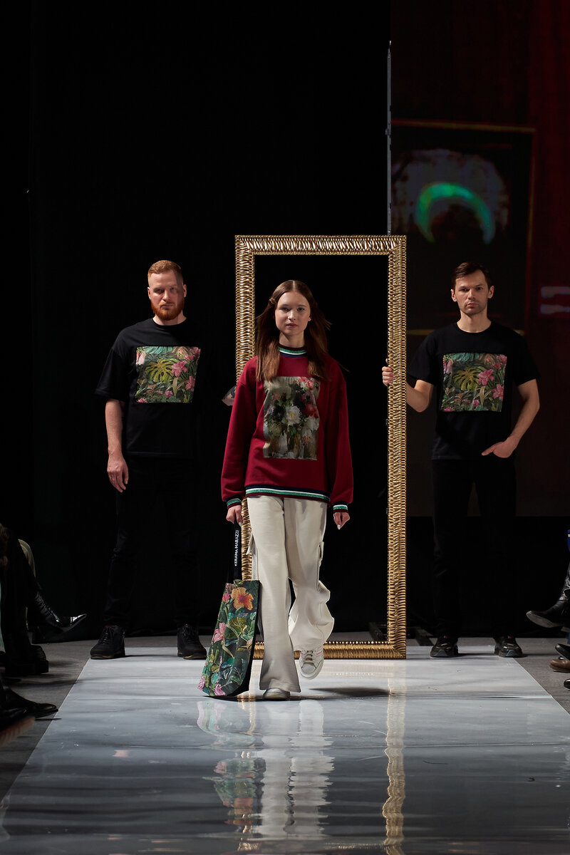 На моделях - черные футболки с шелковой вставкой с изображением картины из мозаики Альвао от KERAMA MARAZZI