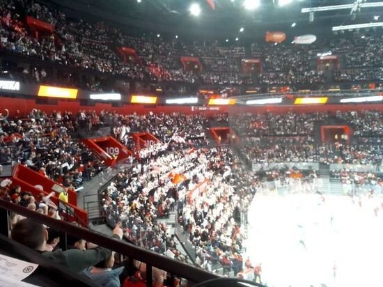     На первом матче снова прошла акция с полотенцами. Фото Кирилла Янчицкого / "МК в Омске"