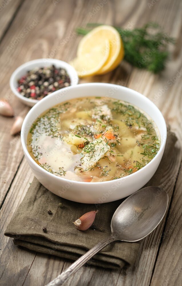 Уха заливная - это традиционное русское блюдо, которое готовится на основе рыбного бульона с добавлением картофеля, лука, моркови и других ингредиентов. Вот рецепт приготовления ухи заливной: 
Ингредиенты:

1,5-2 кг свежей рыбы (лучше всего использовать щуку, окуня или сома)
2 луковицы
2-3 моркови
4-5 картофелин
2-3 стебля сельдерея
1 лавровый лист
5-6 горошин черного перца
соль по вкусу
2-3 столовые ложки растительного масла
3 столовые ложки томатной пасты
1 столовая ложка уксуса
зелень (укроп, петрушка)

Приготовление:

1. Очистите и нарежьте картофель, лук и морковь на кусочки.
2. Разогрейте растительное масло в большом котле или кастрюле и обжарьте на нем лук и морковь до золотистого цвета.
3. Добавьте в котел картофель, нарезанный сельдерей, лавровый лист, перец, соль и заливку (около 3 литров воды).
4. Доведите до кипения и варите на среднем огне до мягкости картофеля (около 15-20 минут).
5. Пока суп варится, очистите и нарежьте рыбу на кусочки.
6. Добавьте рыбу в котел и варите еще 5-7 минут до готовности рыбы.
7. Добавьте томатную пасту и уксус, перемешайте и дайте ухе заливной настояться несколько минут.
8. Подавайте уху заливную горячей, посыпав зеленью.
Приятного аппетита!