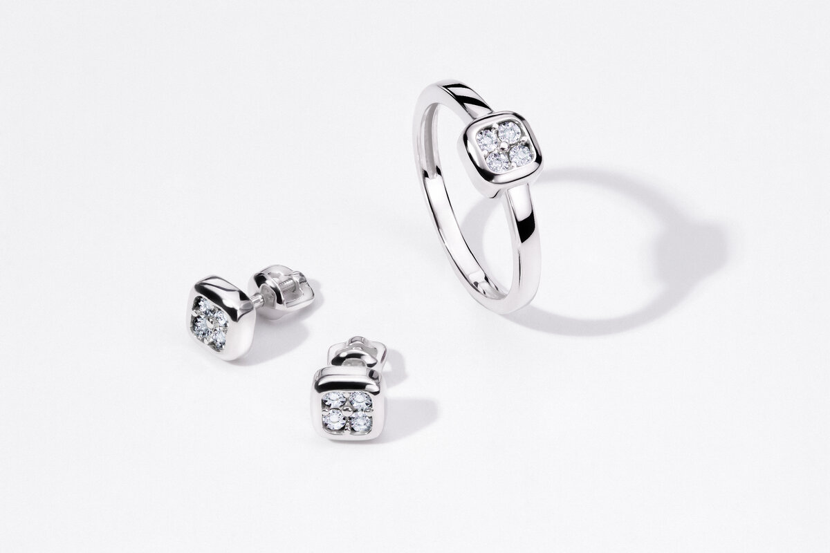 Серебряные украшения с бриллиантами можно купить в каталоге интернет-магазина "Ювелирочка"