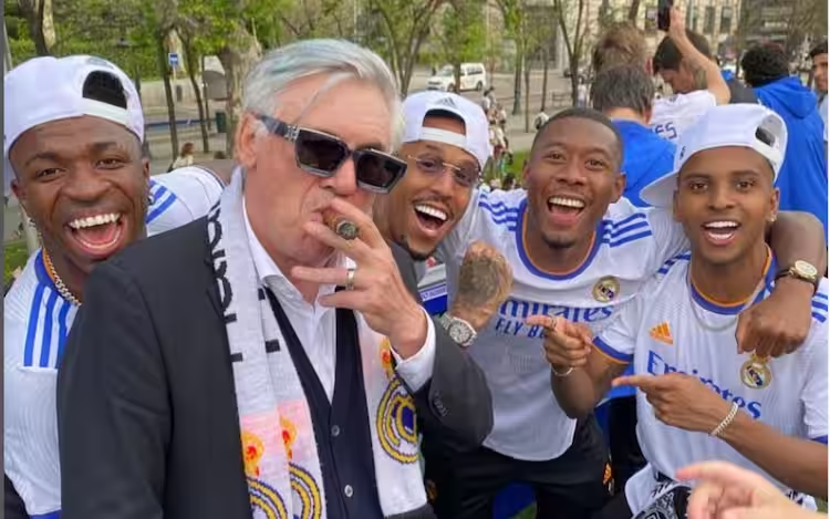 Источник: https://sport.sky.it/calcio/carlo-ancelotti-vittorie-feste-video