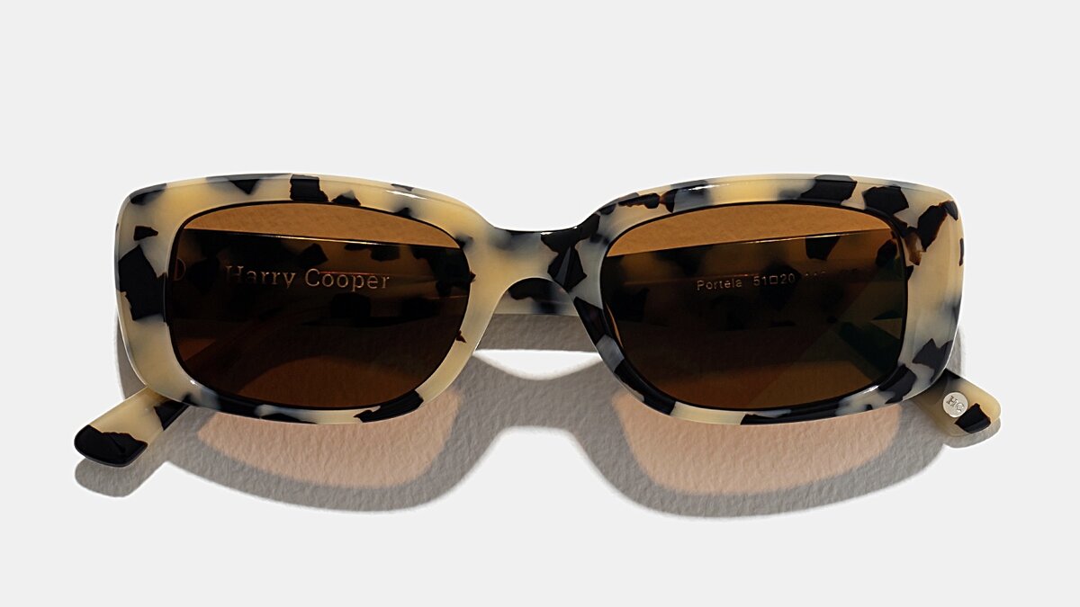 На фото оправа "Portela" в цвете "Светлый туртуаз" 