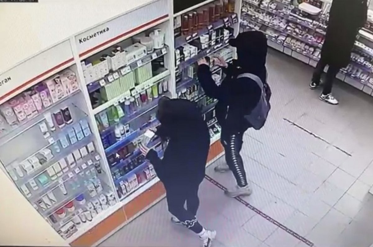    Парня с девушкой задержали в Петербурге за грабежи аптек
