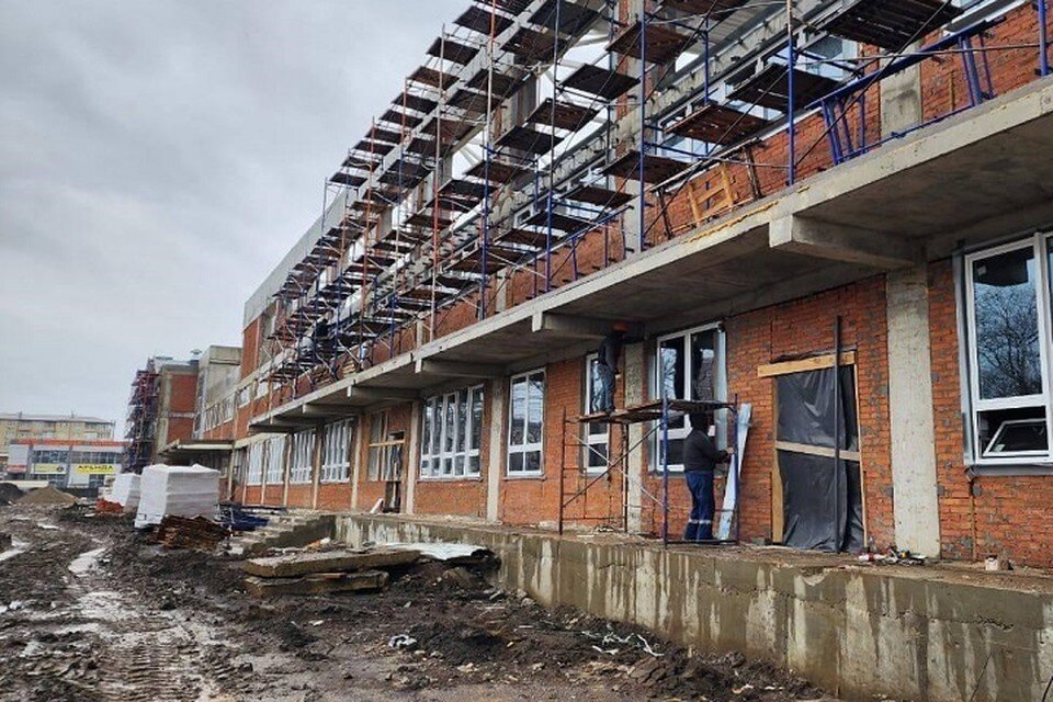     Вице-мэр Владимир Архипов проверил ход работ.