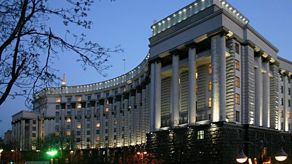     Президент Украины Владимир Зеленский утвердил решение Совета нацбезопасности и обороны о введении новых санкций в отношении российских компаний. Санкции расширили на российские букмекерские конторы.