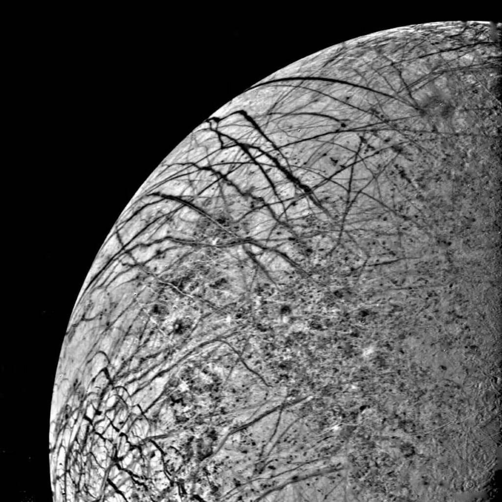 Фото крупным планом поверхности спутника Юпитера Европы, снятое «Вояджером-2» с расстояния 246 000 км. Источник: ©NASA/JPL