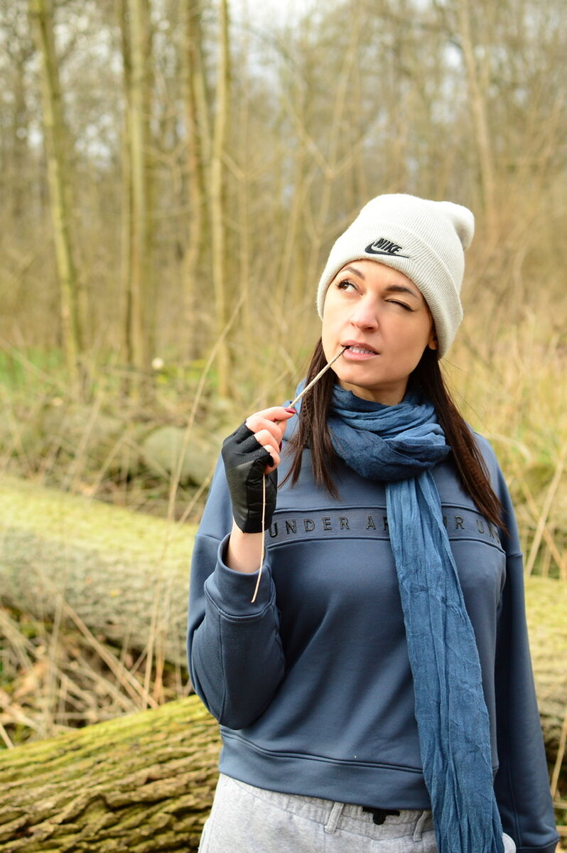 Для начала: почему и зачем мы потеем.
⠀
Так как нас больше интересует потоотделение во время физической активности, мы рассмотрим его именно в аспекте терморегуляции (сейчас все будет понятно).
⠀
Все знают норму t тела.
Изменение её на 2-2,5 градуса сопровождается нарушением функций организма, а t выше 43 практически не совместима с жизнью 💀.
⠀
Ни для кого не секрет, что для движения нужно топливо. Будь то паровоз, авто или наше тело.
⠀
Касательно нас - это топливо образуется из питат. веществ, которые мы едим (белки, жиры, углеводы) и уже имеющихся запасов в организме.
⠀
⚠️Так вот во время процесса превращения этих веществ в топливо, нужное мышцам здесь и сейчас, чтобы присесть или поднять руку, часть энергии рассеивается в виде ТЕПЛА (это химия и физика, поймайте просто суть).
⠀
/Кстати, именно по этой же причине наши мышцы начинают «дрожать» и сокращаться, чтобы согреть нас, когда мы, наоборот, мёрзнем 🥶/
⠀
❗️А суть такова: чем больше мы работаем - тем больше выделяется тепла - тем больше мы нагреваемся, и организм включает потоотделение, чтобы «остужать» нас, так как чрезмерное повышение t для него опасно 🙅🏻‍♀️.
⠀
В составе пота около 90% воды (её испарение с поверхности кожи ♨️ и помогает снижать t тела) и маленько других хим. соединений, но жира там точно нет 😄.
⠀
ЖИР НЕ ВЫХОДИТ С ПОТОМ.
⠀
Если это вас утешит - для испарения 1 г воды затрачивается 0,58 (🤦🏻‍♀️) ккал, то есть само по себе потоотделение тоже расходует энергию во время тренировки 😅.
⠀
⚠️Но стоит понимать, что потеря большого кол-ва воды ведёт к изменению водно-солевого баланса, поэтому во время тренировок рекомендуется пить для её восполнения.
❗️Если пить опять же гораздо больше, чем требуется организму, он опять же усилит потоотделение, чтобы отдать излишек.
⠀
Одним словом, прислушивайтесь к себе (адаптационные механизмы у нас всех разные), пейте по мере возникновения жажды, наше тело чертовски умное, оно само подскажет, что ему нужно.
⠀
И запомните ☝️, само по себе потоотделение не признак того, что «плавится» жир, а всего лишь один из протекающих процессов в организме 🤷‍♀️.
⠀
Поэтому перестаньте одевать «целлофановые» костюмы на пробежки, заматываться пленкой на тренировки и прочий бред, который скорее угрожает вашему здоровью, чем способствует обретению желанных форм.
⠀
Я регулярно делюсь знаниями  и идеями умного движения.
Поэтому ваши лайки, подписка и обратная связь важны для развития канала и мотивации создавать путный контент. Спасибо 🙂