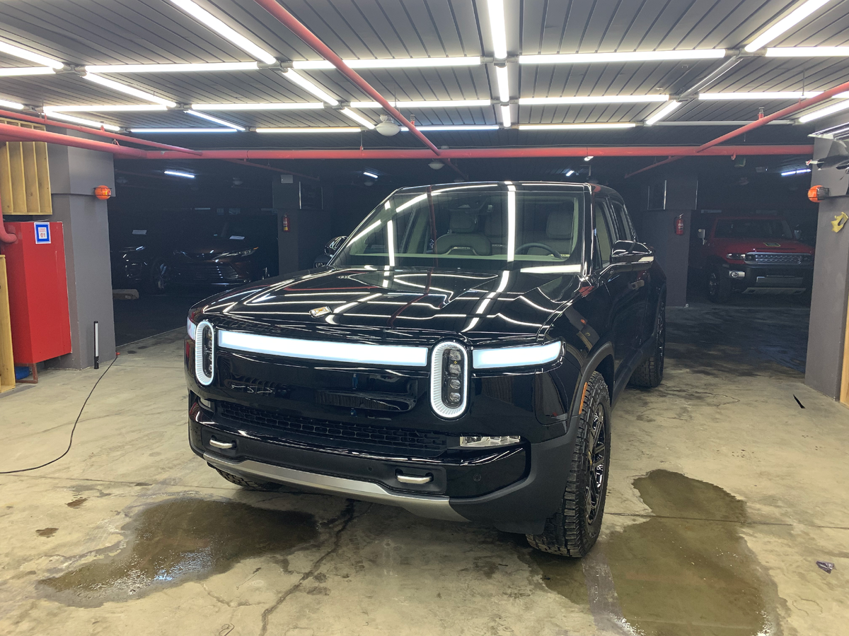 Почему Rivian R1T самый интересный электромобиль? И что общего у этого  пикапа и танка? | АвТОгус | Дзен