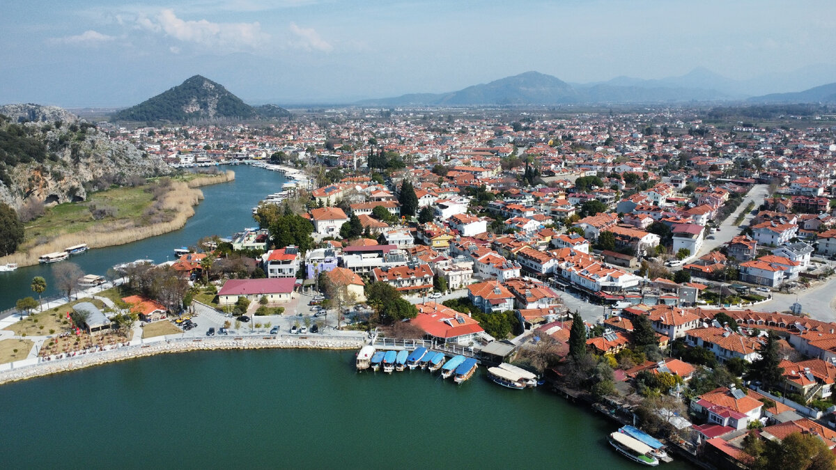 Всё-таки приверженность к красным крышам добавляет Турецкой красоте 10 баллов! Листайте галерею, там еще фото, сделанные автором с дрона