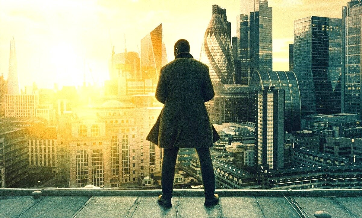 Проклятая "Матрица"! Всякий раз, когда видишь чернокожего на краю крыши, никаких других шуток, кроме как про Морфеуса, в голову не приходит.