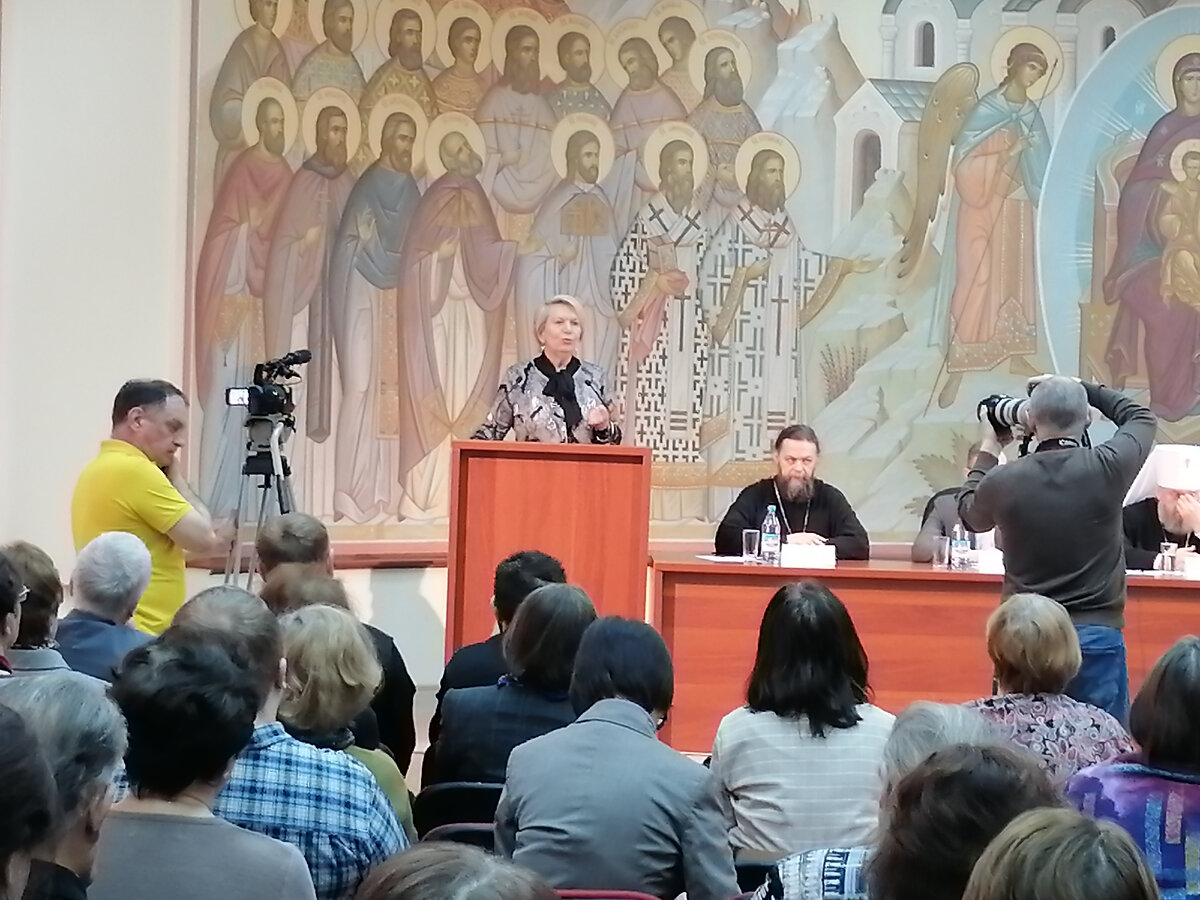 Ирина Федоровна Федорова, председатель Комитета по вопросам образования, культуры и национальной политики Парламента Кузбасса. Чуть позже ее наградили Звздой Достоевского