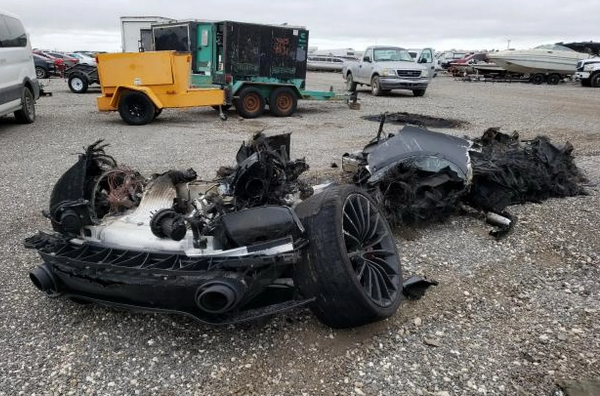 На страховом аукционе Копарт в Америке продают сожженный дотла McLaren GT