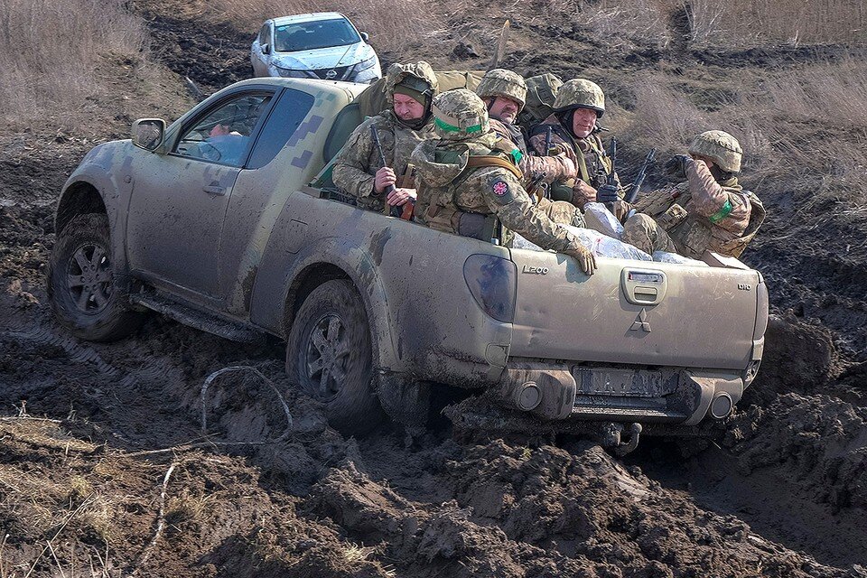     Пикап с украинскими бойцами на фронте под Артемовском (Бахмут).  REUTERS
