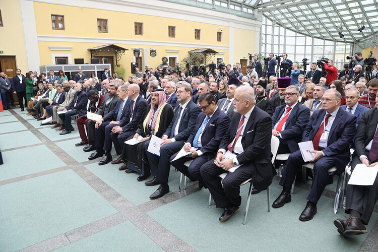    Гости мероприятия неспешно собирались в стеклянном фойе музея на учредительный съезд Международного движения русофилов