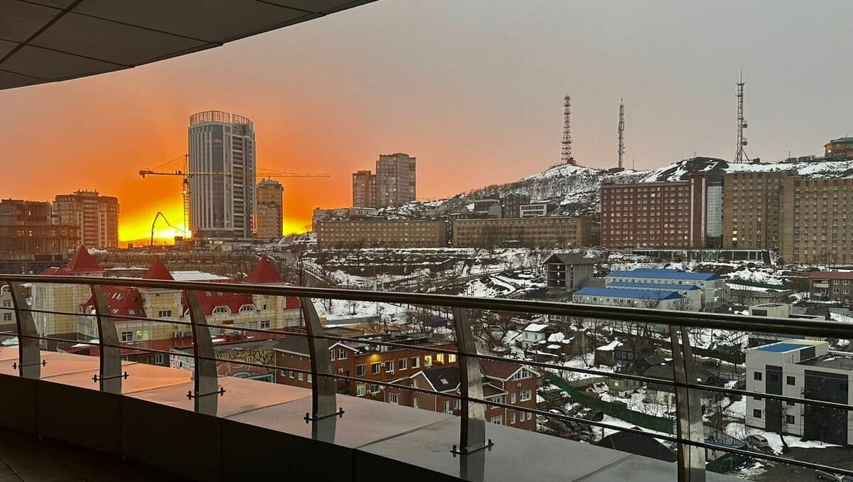     Жители Владивостока делятся в соцсетях фотографиями уникального явления — огненного заката.