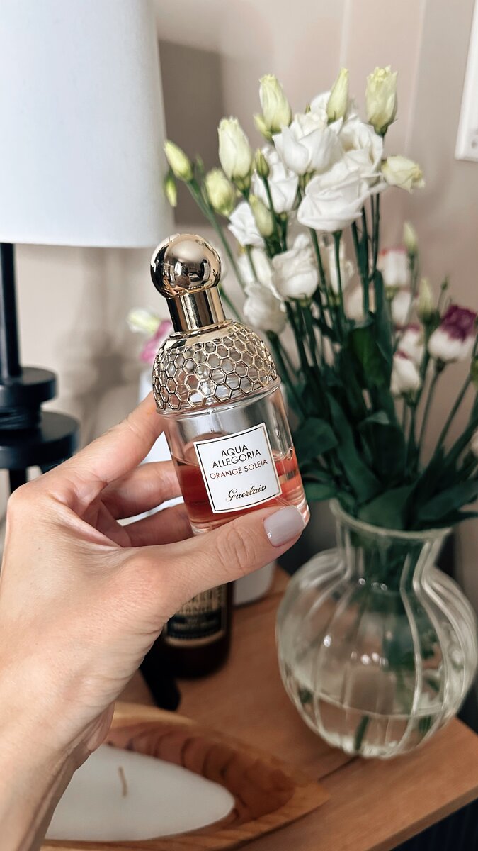 Любимая линейка Guerlain и самый любимый аромат на лето, который со мной уже больше двух с половиной лет — Orange Soleia. У меня у ароматов минимальный расход, так как я наношу их только один раз в день. 