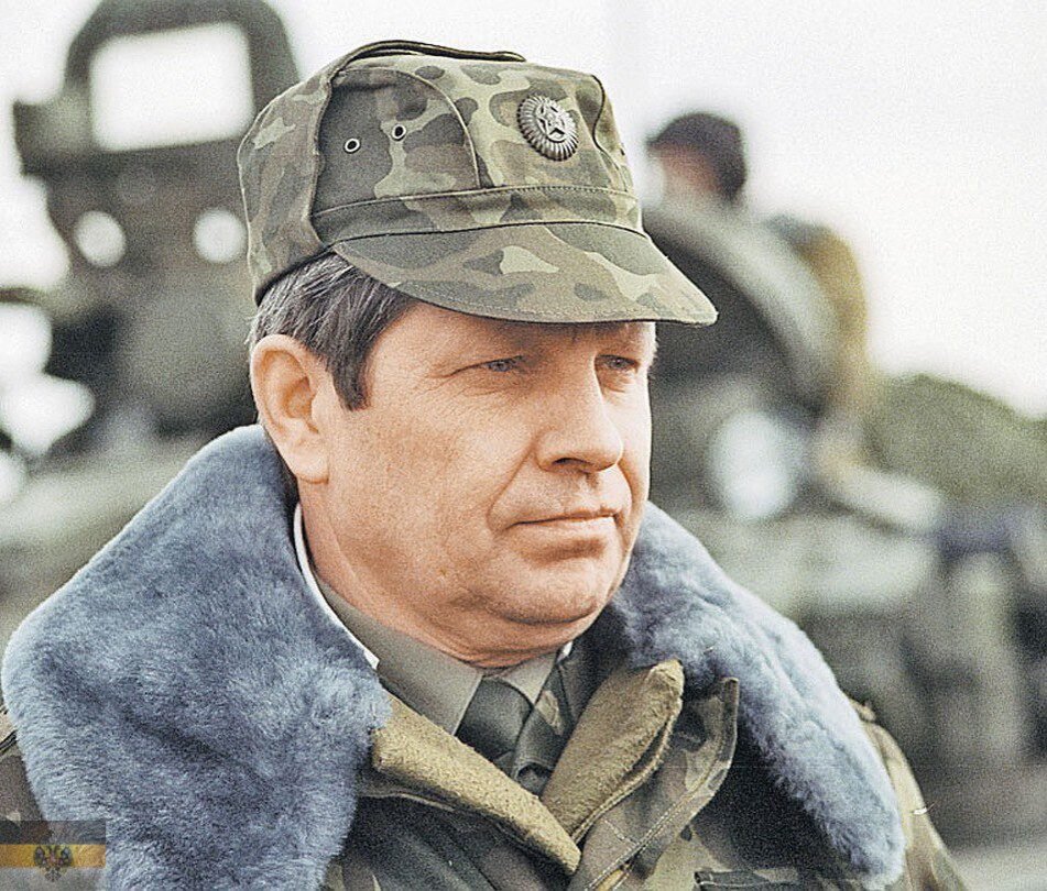 В 1992 году на несколько месяцев до смерти генерал Виктор Дубынин провел свою последнюю схватку с силами демократической России,  пытавшимися продать часть Курильских островов Японии.