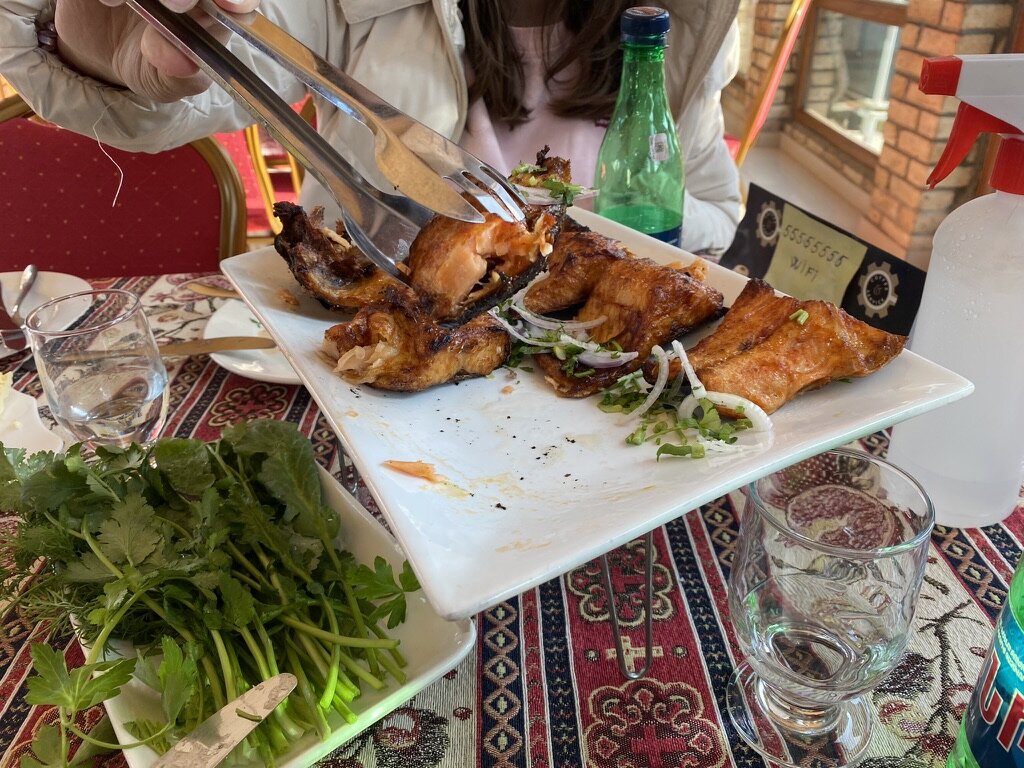 Обед в ресторане на озере Севан. Из архива автора.