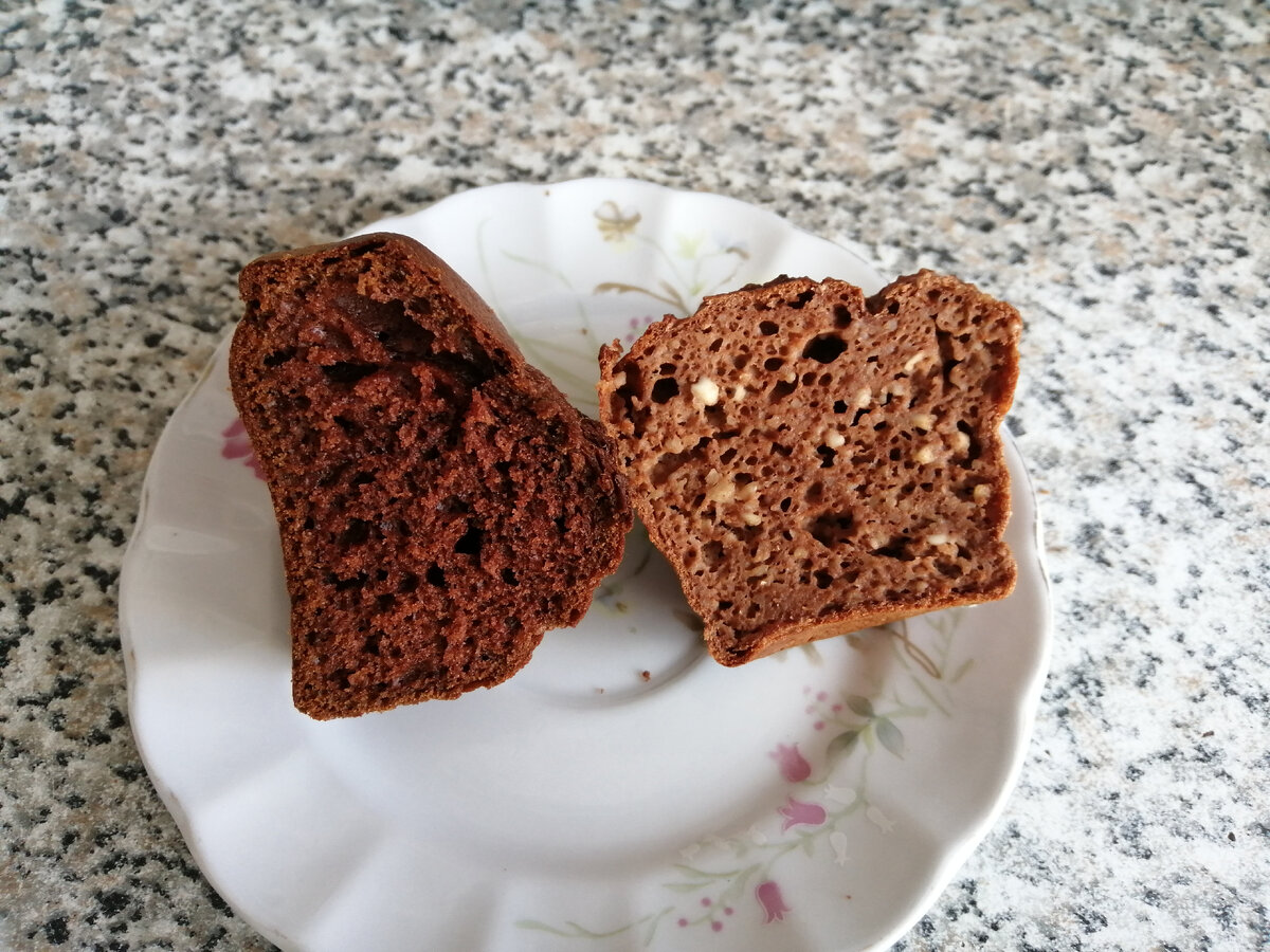 По кусочку кексов и кружка молока, всего 480 кк. 