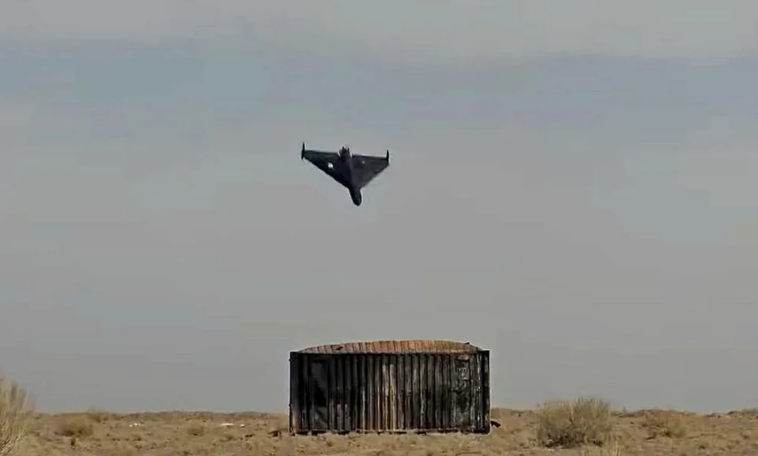 Любопытно, что когда Иран на учениях "Modafean Aseman Velayat-2019" продемонстрировал точность "Шахедов" по отлельно стоящим зданиям, им никто не поверил, подозревая обман. Но прозрение пришло очень скоро. Фото IRNA