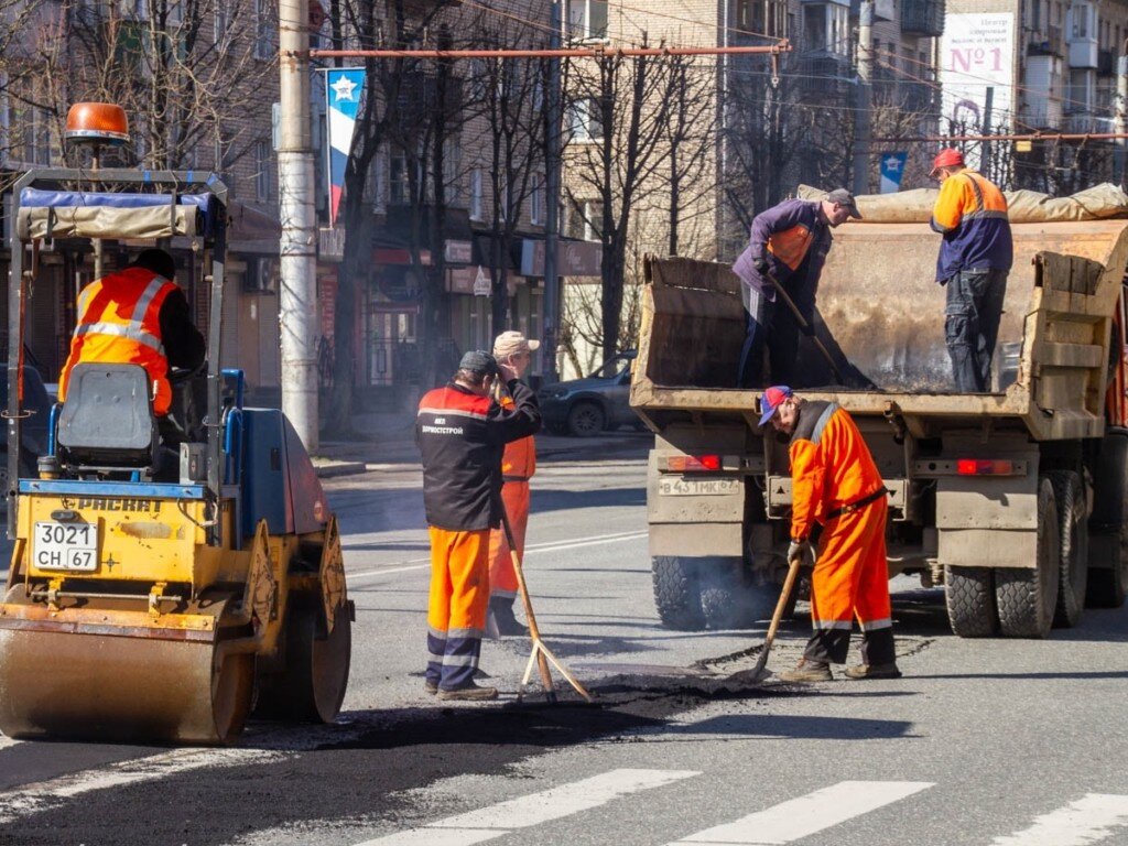 В Смоленске провели аварийный ремонт трех дорог | Информагентство О чем  говорит Смоленск | Дзен