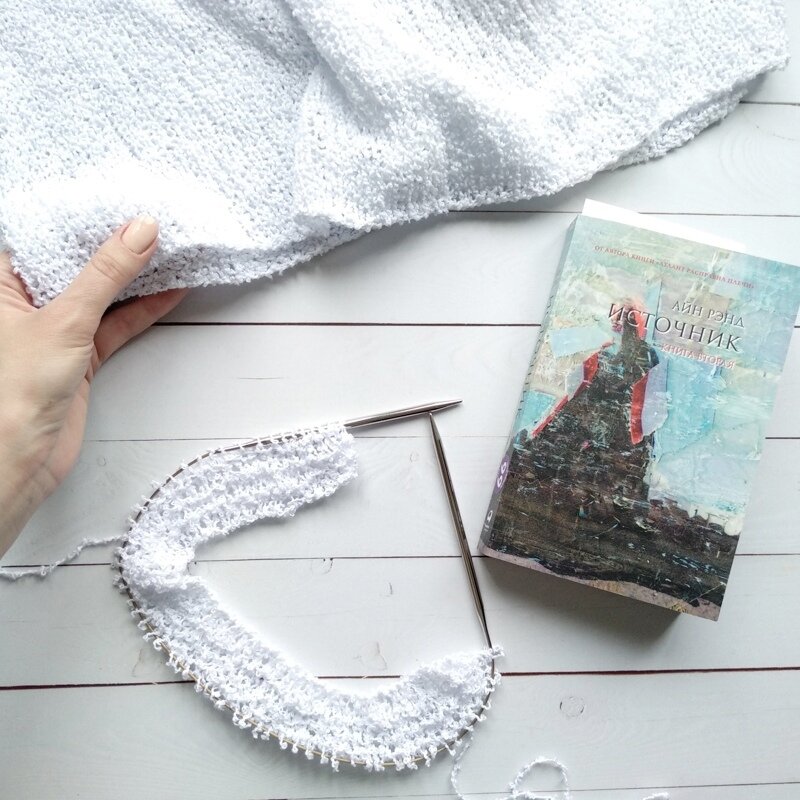 Показываю драпируемость (об этом ниже по тексту) Количество петель и номер спиц не те: я потом переделала - описание ниже.