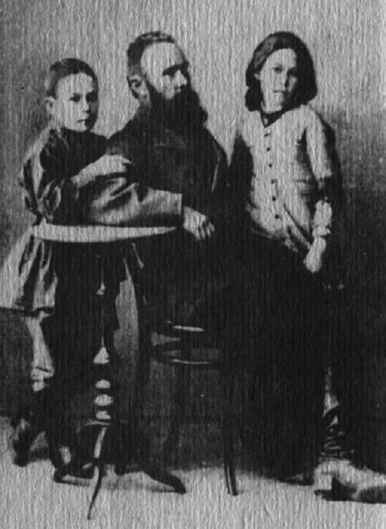 Михаил Янковский с сыном Павлом и дочерью Анной, 1892 год