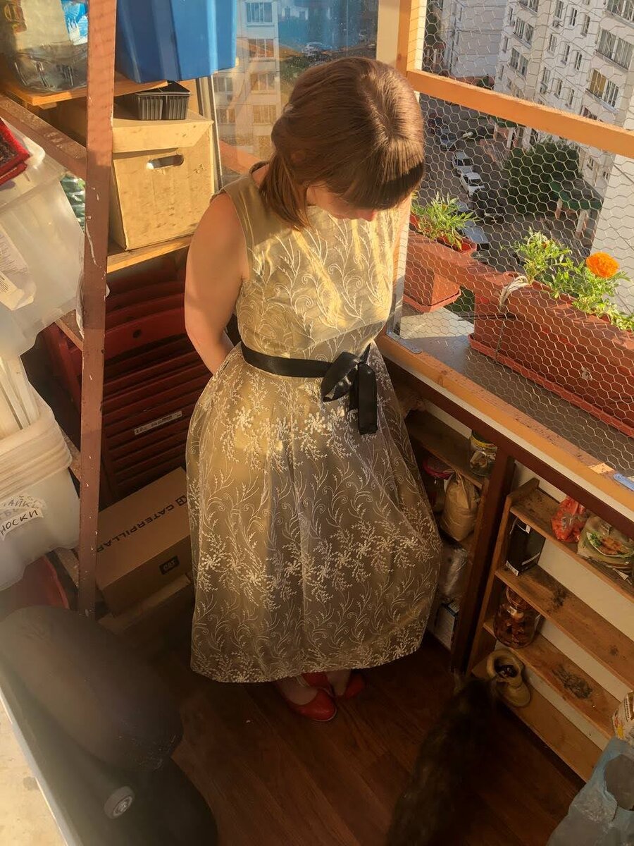 Я и моё платье. Фотографию сделали совсем недавно. Ради статьи решила одеть то, что сшила и опубликовать при свете вечернего солнца.