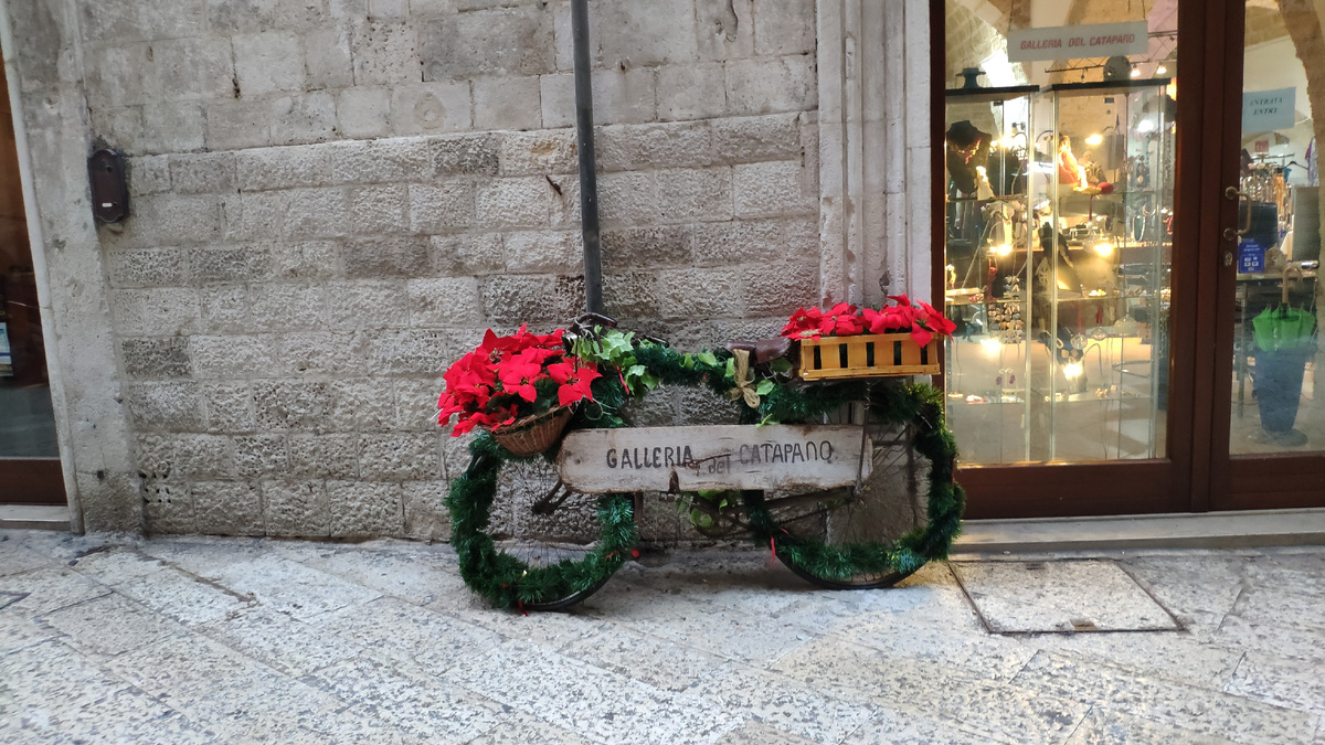 Италия с понедельника вся желтая, и стремится к белой зоне, почти без ограничений