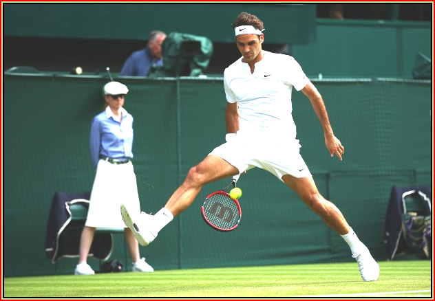 Как не удивительно, но английское слово теннис произошло от французского глагола tenir [тёнир] – держать. В XV веке англичане подсмотрели у французов эту любопытную игру с маленьким мячиком. Один из игроков кричал другому при подаче: tenez [тёнэз] – что на старофранцузском значило - держите! (мол, подаю). Здесь глагол tenir в повелительном наклонении, и, как вы видите, буква z [зэд] читалась раньше в конце слова. Отталкиваясь от этого выкрика, англичане так и назвали эту новую игру, которую привезли к себе домой. У себя позднее они переделали французское [тёнэз] на свой манер: tennis [тэнис].