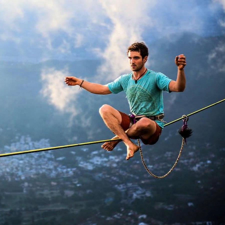 Смелый новый день. Слэклайн над Рио-де-Жанейро. Эндрю Льюис Slackline. Канатоходец. Смелый мужчина.