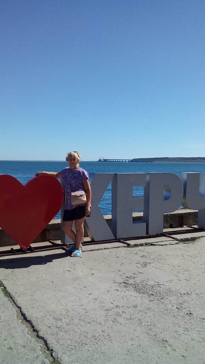   На набережной в Керчи, на фото мама автора