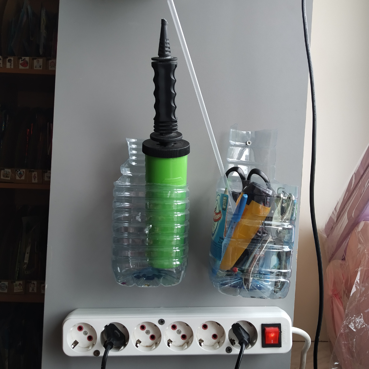 Все под рукой над рабочим местом. Удобно и не разводится бардак.