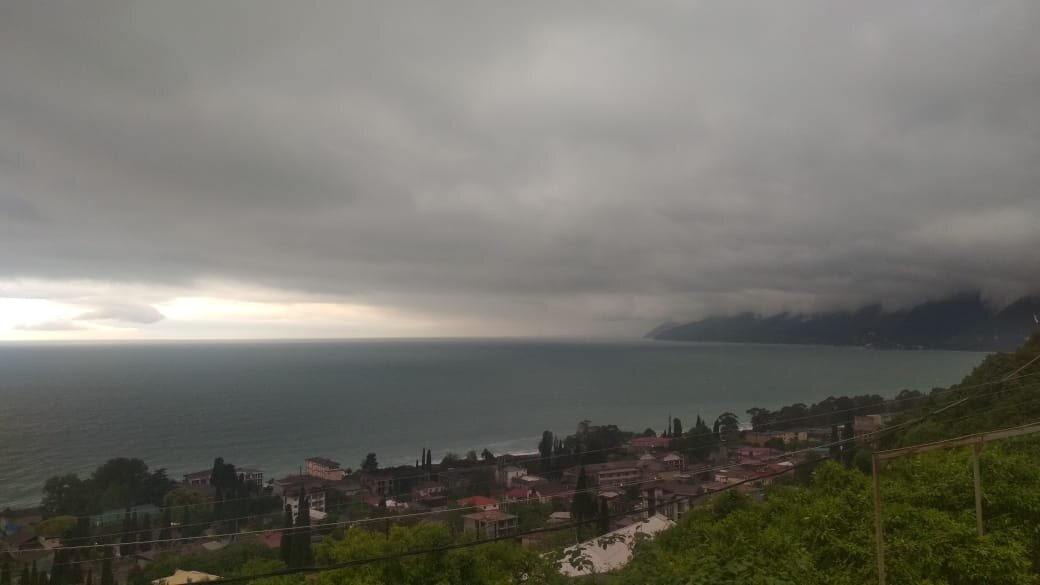 Над всей Абхазией сгустились тучи. Фото автора
