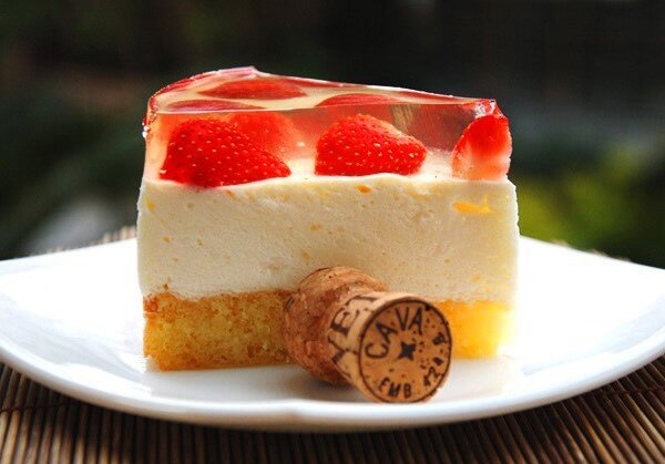 Прослойки для тортов: кремю, компоте, желе

Кремю: 
- яйцо 1 шт; 
- желтки 2 шт; 
- фруктовое/ягодное пюре 150 гр; 
- сок лимона 1 ст.л; 
- сахар 70 гр; 
- белый шоколад 50 гр; 
- сливочное масло 50 гр; 
- желатин 6 гр = 30 мл. воды. 
Получается 1 прослойка диаметром 16-18 см. 
 
Компоте: 
- ягоды 200 гр; 
- сахар 2 ст.л; 
- вода 50 мл; 
- крахмал 1 ст.л. 
 
Желе: 
- ягодное/фруктовое пюре 400 гр; 
- сахар 3-4 ст.л; 
- желатин 14 гр + 70 мл воды. 
Получается 2 прослойки диаметром 16-18 см.