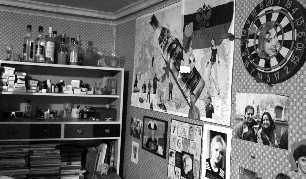 Фото автора блога как общая иллюстрация к «крутой эпохе», была сделана дома у одного замечательного художника-коллажиста