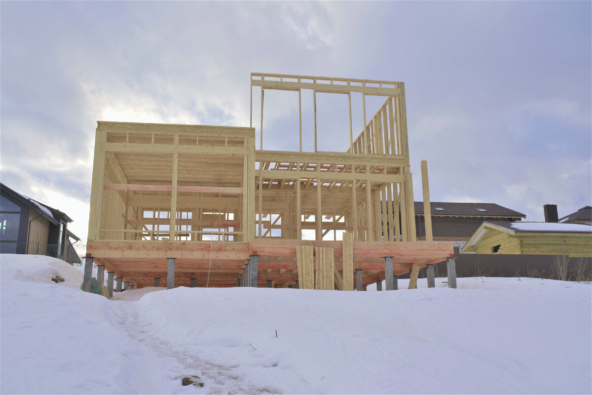 Каркас на ж/б сваях 