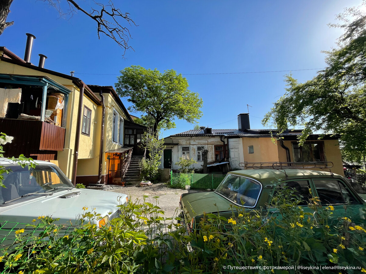 Живописные дворы в старой части Кисловодска