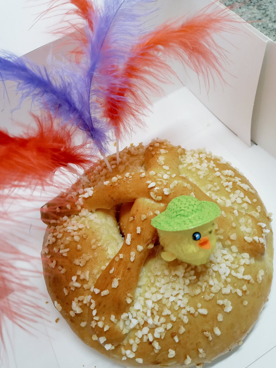 Такого типа пирог, с запечённым внутри варёным яйцом, нужно обязательно отведать на пасху. Мне его купила работодатель, узнав, что у меня нету. И проследила, чтобы я съела кусок.